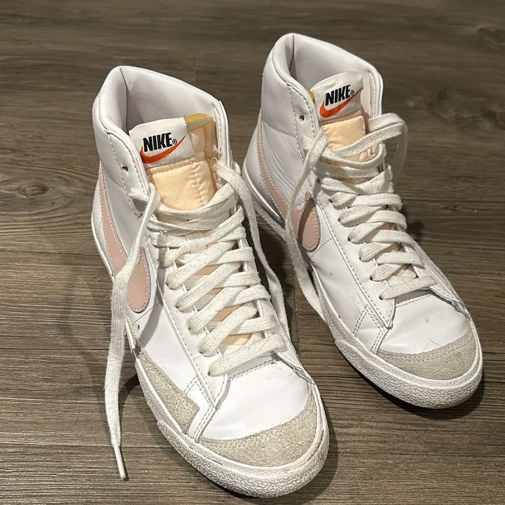 Nike sport pop up plush suede lace up womens sneaker